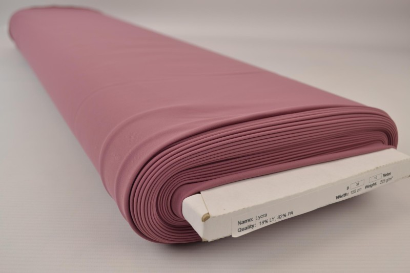 Lycra vieux dunkelrosa, Rolle