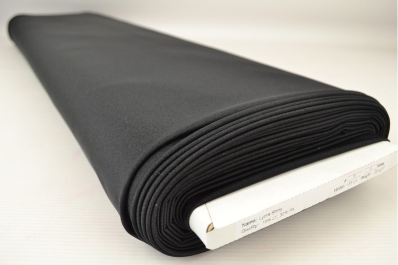 Glanz-Lycra schwarz, Rolle