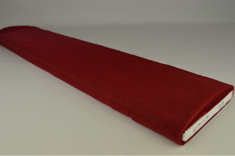 Organza bordeauxrot, Rolle
