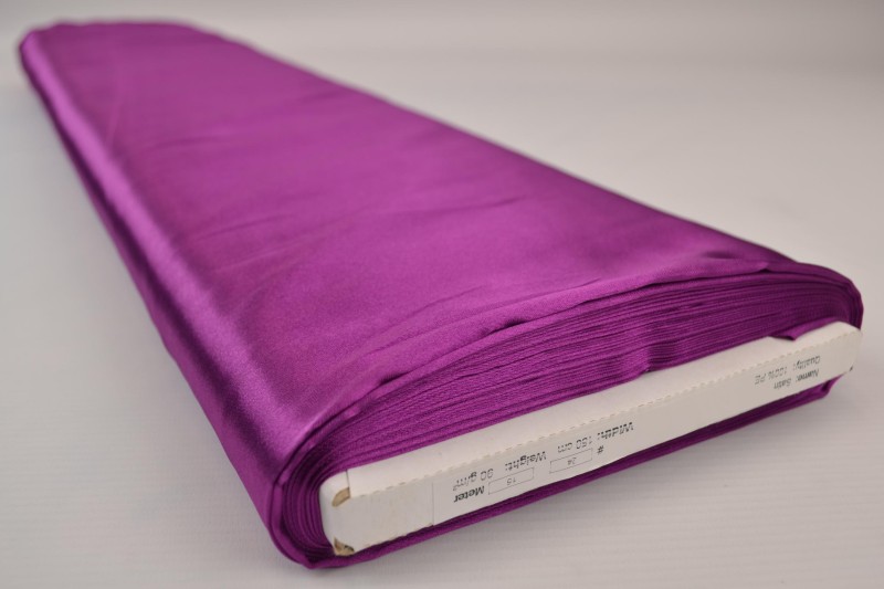 Polyestersatin Satin cassis, Rolle