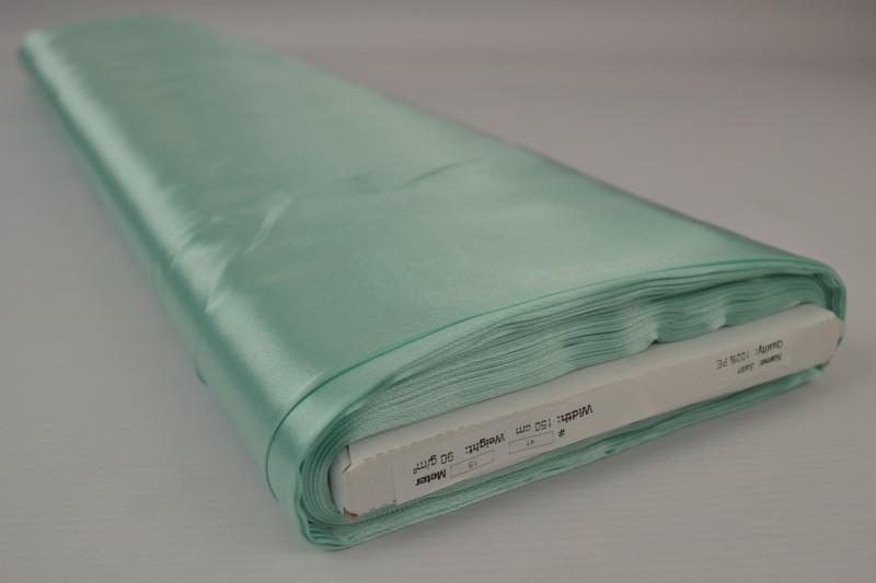 Polyestersatin Satin hellmint, Rolle
